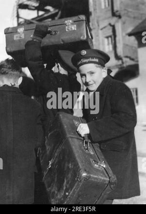 Vienna Boys' Choir, fondé en 1498, chœur autrichien de garçons, départ pour Paris, Munich, CIRCA 1950, INFO-AUTORISATION-DROITS-SUPPLÉMENTAIRES-NON-DISPONIBLE Banque D'Images