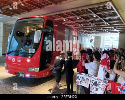 Tokio, Japon. 25 juillet 2023. L'équipe du FC Bayern Munich se rend à l'hôtel de Tokyo où les fans asiatiques attendent avec des affiches à l'hôtel. Le FC Bayern Munich est en voyage en Asie jusqu’au 3 août 2023 et jouera un test match contre le Liverpool FC et Manchester City, entre autres. Crédit : Klaus Bergmann/dpa/Alamy Live News Banque D'Images