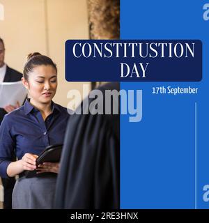 Texte du jour de la Constitution en blanc sur bleu avec avocat asiatique au travail Banque D'Images