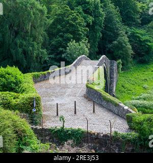 Le Brig Auld mieux connu sous le nom de Brig o’ Doon à Alloway près d’Ayr en Écosse est le pont pavée original du 15e siècle au centre de l’un de Bur Banque D'Images