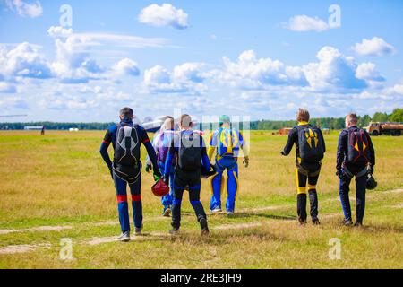 Les skydivers-athlètes sont sur l'aérodrome, se préparent à sauter. Photo de haute qualité Banque D'Images