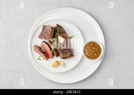 Vue de dessus du steak de bœuf poêlé sur une assiette Banque D'Images
