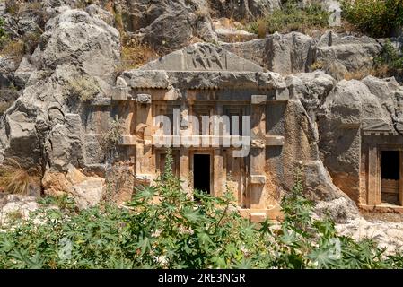 Les ruines de l'amphithéâtre et les anciennes tombes rocheuses dans l'ancienne ville de Myra à Demre, Turquie Banque D'Images