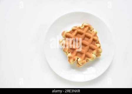 Gaufres viennoises sur une assiette blanche. Gaufres délicieuses pour le petit déjeuner. Banque D'Images