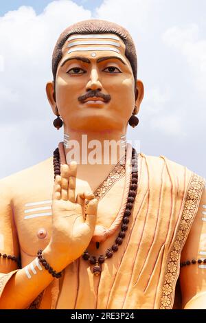 Statue de Vishvaguru Basaveshwara, 108 pieds de haut, philosophe du 12e siècle et poète du réformateur social de Lingayat, Basavkalyan, Karnataka, Inde Banque D'Images