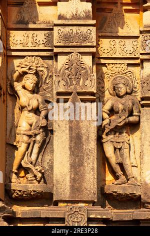 Sculptures de femmes sur le temple de Shri Kamalaeshwara Temple, Jalasangvi, Bidar, Karnataka, Inde Banque D'Images