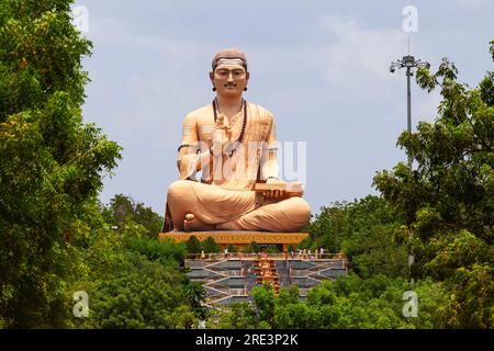 Statue de Vishvaguru Basaveshwara, 108 pieds de haut, philosophe du 12e siècle et poète du réformateur social de Lingayat, Basavkalyan, Karnataka, Inde Banque D'Images