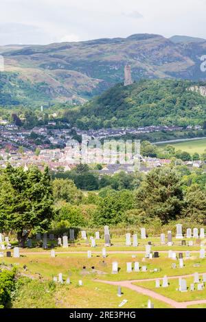 Le Wallace Monument sur Abbey Craig vu à travers la ville depuis le château de Stirling, avec Ochil Hills en arrière-plan et le cimetière de la vieille ville au premier plan. Banque D'Images