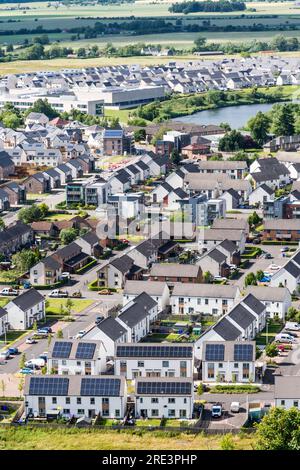 Vue surélevée du logement avec panneaux solaires sur le Raploch Estate, Stirling, Écosse. Banque D'Images