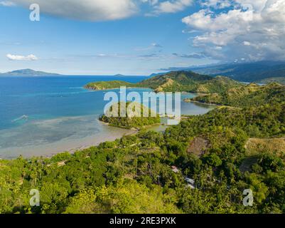 Île tropicale en formation de dinosaures endormis. Mindanao, Philippines. Concept été et voyage. Banque D'Images