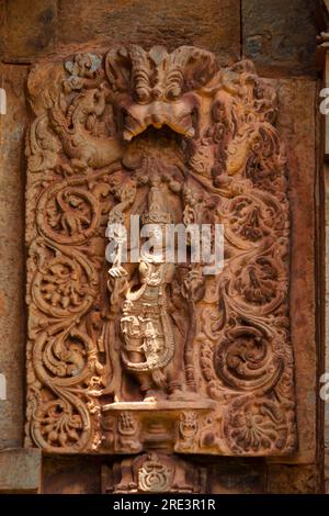 Sculpture de Manmatha et Kirtimukha sur le temple Chandramauleshwara, temple du 11e siècle construit pendant la période Chalukya, Unkal, Hubli, Karnataka, Banque D'Images