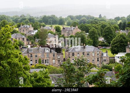 Vue surélevée de grandes maisons de banlieue à Stirling, en Écosse. Banque D'Images