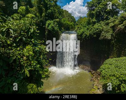 Relevé aérien des chutes Hikong Alo dans la jungle tropicale de montagne avec des plantes vertes et des arbres. Lac Sebu. Mindanao, Philippines. Banque D'Images