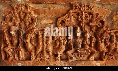 Sculptures du Seigneur Vishnu, Lakshmi et Kirtimukha sur le temple Shri Kamaleshwara, Jalasangvi, Karnataka, Inde Banque D'Images