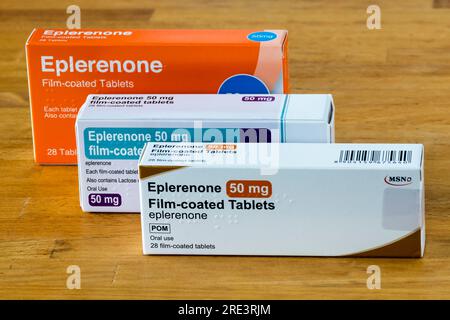 Boîtes de comprimés Eplerenone de trois fabricants différents - MSN, Accord Healthcare & Crescent Pharma. Utilisé dans le traitement de l'hypertension artérielle. Banque D'Images