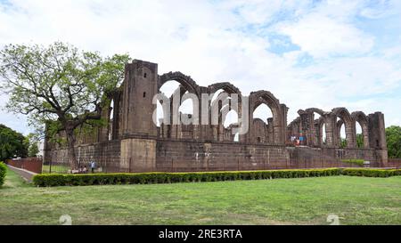 INDE, KARNATAKA, VIJAYAPUR, juin 2023, touriste à Bara Kaman, vue complète Banque D'Images