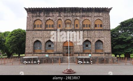 Vue arrière du musée archéologique Gol Ghumbaz, Vijayapur, Karnataka, Inde Banque D'Images