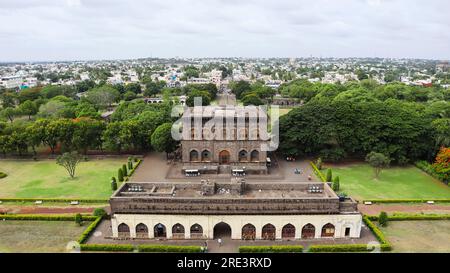 INDE, KARNATAKA, VIJAYAPUR, juin 2023, vue aérienne du musée archéologique de Gol Ghumbaz et vue de la ville de Vijayapur Banque D'Images