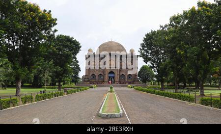 INDE, KARNATAKA, VIJAYAPUR, juin 2023, touriste au musée archéologique de Gol Ghumbaz Banque D'Images