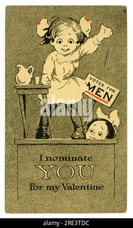 Original début des années 1900, carte postale de dessin animé sur le thème des suffragettes de l'ère Titanic, « votes for Men, I nominate you for my Valentine ». Un enfant est sur un podium représenté comme une militante suffragette rassemblant ses partisans et réclamant le droit de voter pour les femmes, tandis qu'une fille timide tient une bannière derrière elle disant voter pour les hommes. Publié par : A.M. Davis Co. Boston, février 13 1912 Banque D'Images