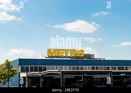 Logo Metro sur le dessus du bâtiment bleu de gros. La société allemande offre un service de cash and carry pour les clients professionnels. Banque D'Images