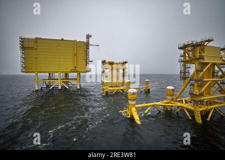 Partie de la construction de la station de distribution électrique offshore à partir de parcs éoliens dans la mer. Banque D'Images