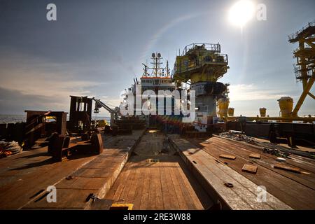 Pont de chargement d'un navire de support et de construction de plongeurs dans le processus d'inspection de constructions en acier pour station électrique offshore. Banque D'Images