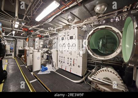 Vue de l'extérieur de la chambre de décompression des plongeurs avec des commandes pour le fonctionnement et l'entrée à partir de l'atmosphère normale. Banque D'Images