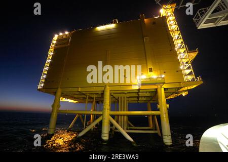 Bâtiment de production d'électricité offshore installé sur des pieds en acier dans la mer. Banque D'Images