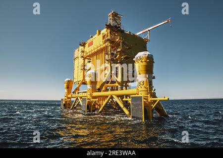 Procédé d'installation, construction d'une centrale éolienne électrique offshore dans la mer. Banque D'Images