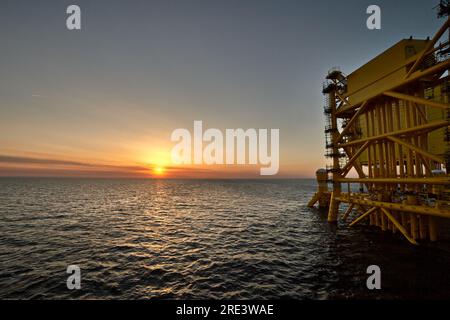 Coucher de soleil dans la mer avec construction offshore. Banque D'Images