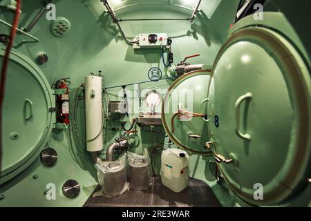 À l'intérieur de la chambre de décompression des plongeurs. Banque D'Images