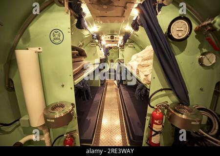 A l'intérieur de la chambre de décompression des plongeurs, chambre à coucher. Banque D'Images