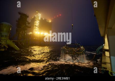 Les plongeurs soutiennent les opérations des navires - récupération de la machine de découpe sous-marine de la mer après le travail. Banque D'Images