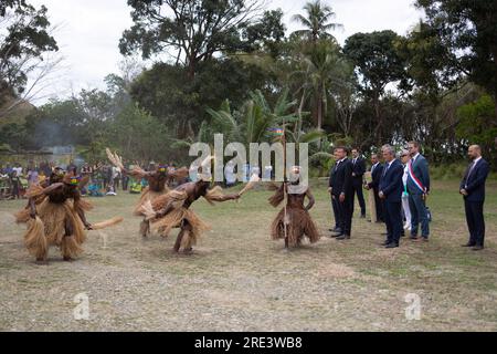 Des personnes en costumes traditionnels dansent devant le président français Emmanuel Macron, le ministre français de l’intérieur Gerald Darmanin, le ministre délégué à l’outre-mer Philippe Vigier lors de la cérémonie coutumière en l’honneur du président de la République à Touho, au nord de la Nouvelle-Calédonie, le 25 juillet 2023. Photo de Raphael Lafargue/ABACAPRESS.COM Banque D'Images