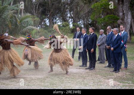 Des personnes en costumes traditionnels dansent devant le président français Emmanuel Macron, le ministre français de l’intérieur Gerald Darmanin, le ministre délégué à l’outre-mer Philippe Vigier lors de la cérémonie coutumière en l’honneur du président de la République à Touho, au nord de la Nouvelle-Calédonie, le 25 juillet 2023. Photo de Raphael Lafargue/ABACAPRESS.COM Banque D'Images