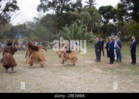 Des personnes en costumes traditionnels dansent devant le président français Emmanuel Macron, le ministre français de l’intérieur Gerald Darmanin, le ministre délégué à l’outre-mer Philippe Vigier lors de la cérémonie coutumière en l’honneur du président de la République à Touho, au nord de la Nouvelle-Calédonie, le 25 juillet 2023. Photo de Raphael Lafargue/ABACAPRESS.COM Banque D'Images