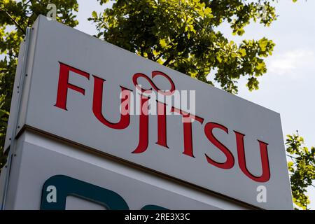 Logo Fujitsu de la société japonaise de technologie. Le prestataire de services INFORMATIQUES accompagne la transformation numérique. L'équipement et les logiciels sont des produits Banque D'Images