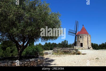 Moulin à vent de Daudet situé à Fontvieille dans les Alpilles. Provence, France Banque D'Images