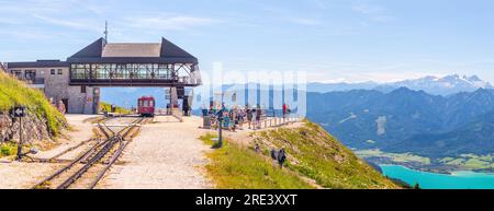 Gare ferroviaire à crémaillère de Schafberg Schafbergbahn, montagnes et un lac Wolfgangsee en arrière-plan, Alpes, Autriche Banque D'Images