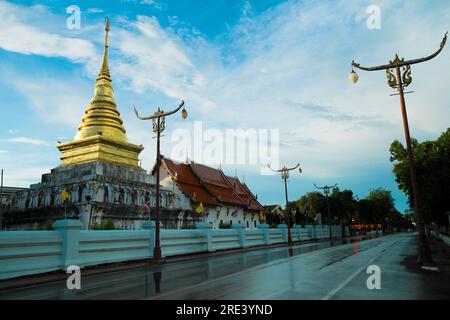 stupa d'or de wat chang lom l'une des destinations historiques les plus importantes dans la province de nan au nord de la thaïlande Banque D'Images