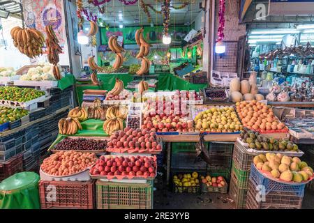 Amman, Jordanie ; 7 août 2023 - épices, fruits et légumes en vente sur le marché animé du centre-ville d'Amman. Banque D'Images