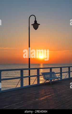 Paysage coloré du matin en bord de mer. Jetée en bois sur la mer au lever du soleil. Photo prise à Gdynia Orlowo sur la mer Baltique en Pologne. Banque D'Images