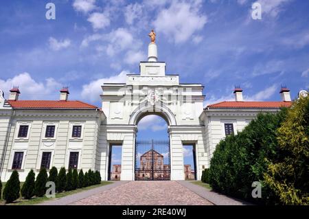 Porte d'entrée du palais Ruzhany Sapieha dans la ville de Ruzhany, Biélorussie. Banque D'Images