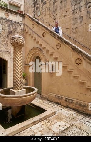 Cour isolée d'une maison de marchands dans la ville fortifiée historique de Rabat à Malte Banque D'Images