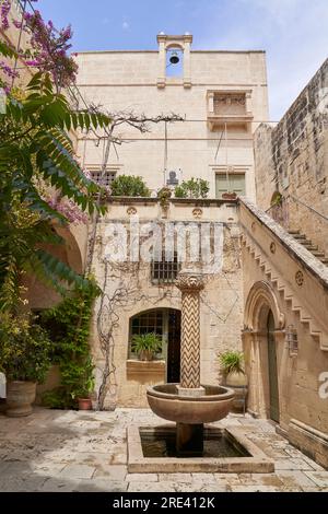 Cour isolée d'une maison de marchands dans la ville fortifiée historique de Rabat à Malte Banque D'Images