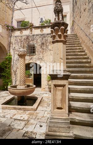 Cour isolée d'une maison de marchands dans la ville fortifiée historique de Rabat à Malte Banque D'Images