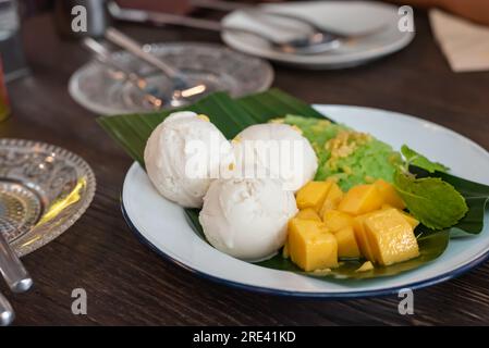 Riz gluant à la mangue servir avec de la crème glacée à la noix de coco Banque D'Images