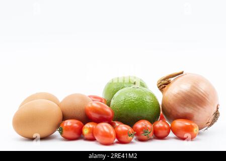 Légumes mélangés et œufs frais isolent sur un fond blanc Banque D'Images