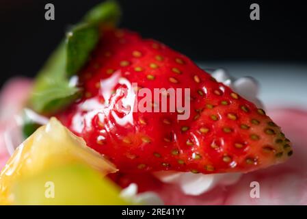 Gâteau au fromage au yaourt à la fraise frais, gros plan Banque D'Images